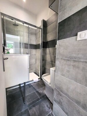 Dusche, Haartrockner, Handtücher