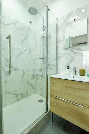 Shower, hair dryer, towels