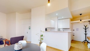 Un apartamento moderno con comedor, cocina y sala de estar.