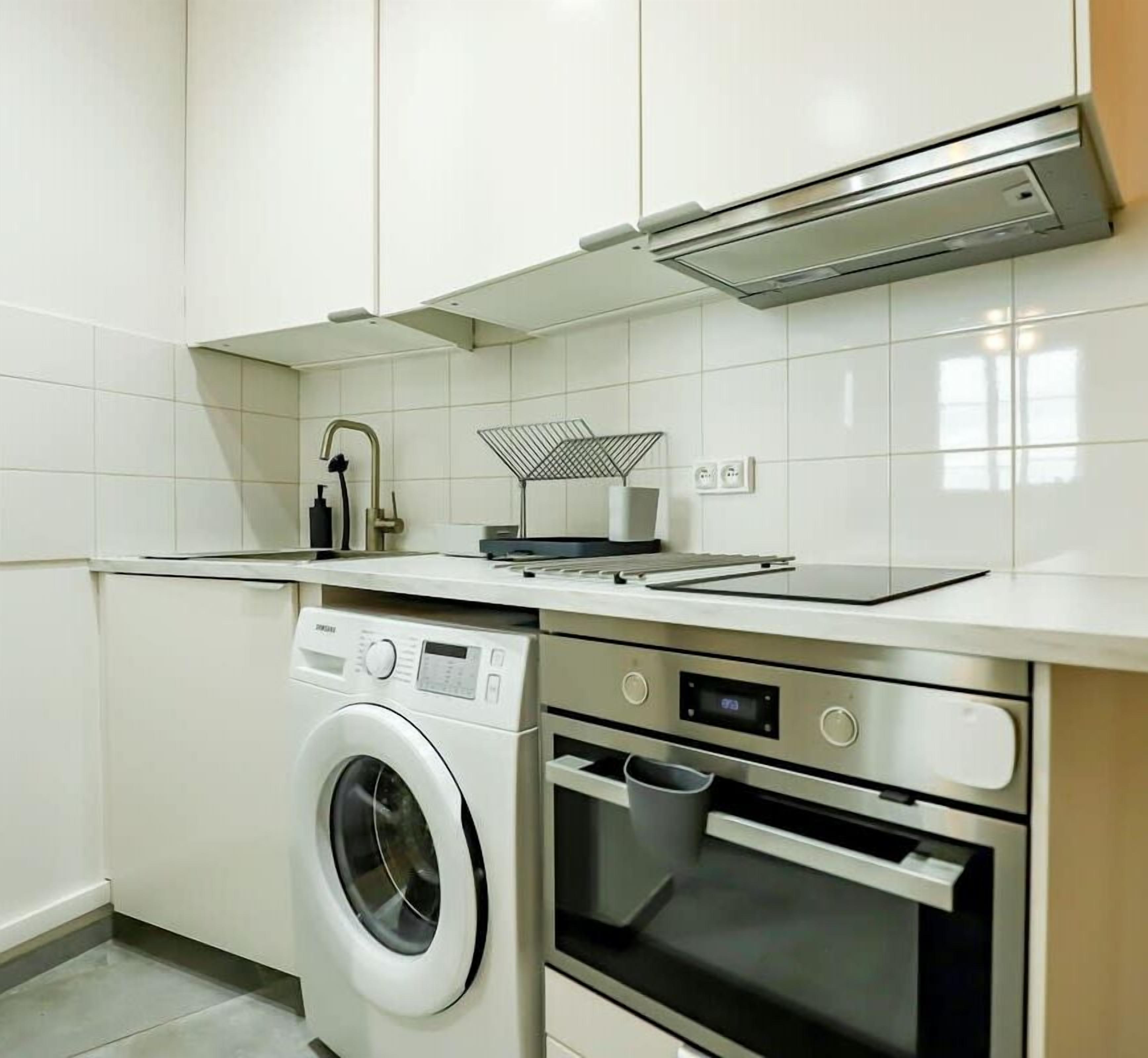 Fridge, microwave, oven, coffee/tea maker