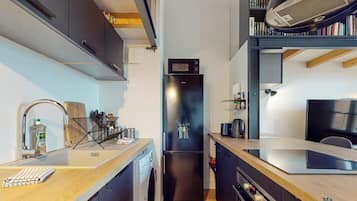 Fridge, microwave, oven, coffee/tea maker
