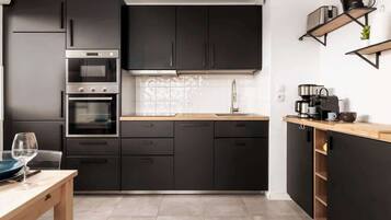 Réfrigérateur, micro-ondes, four, lave-vaisselle