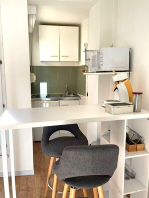 Een koelkast, een microgolfoven, een koffiezetapparaat/waterkoker