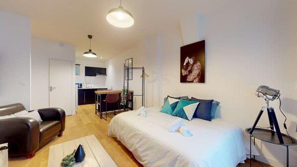 Iron/ironing board, WiFi, bed sheets