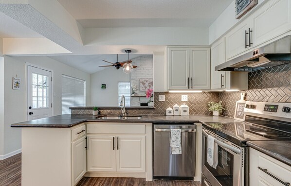 Een koelkast, een microgolfoven, een oven, een kookplaat