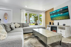 スマートテレビ、暖炉、テーブルサッカー台、卓球台