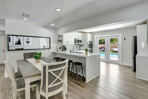 Dining - Fort Lauderdale Tropical Oasis – Pool Retreat (Wilton Manors)