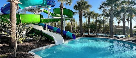 Parque acuático con múltiples toboganes y piscina.