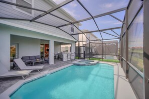Una piscina al aire libre, una piscina climatizada
