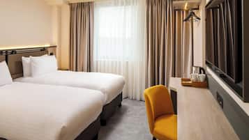 Deluxe Twin Room | In-room safe, desk, blackout drapes, soundproofing