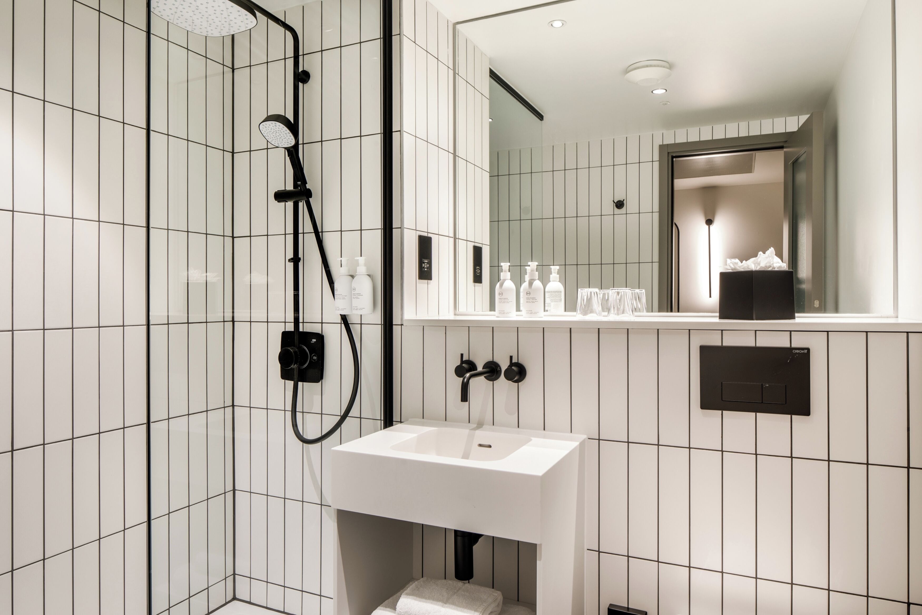 Deluxe Studio | Kylpyhuone | Suihku, ilmaiset hygieniatuotteet, hiustenkuivaaja, pyyhkeet