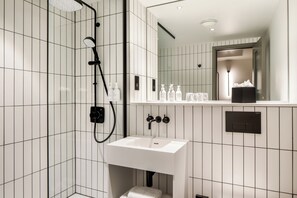 Deluxe Studio | Salle de bain | Douche, articles de toilette gratuits, sĂšche-cheveux