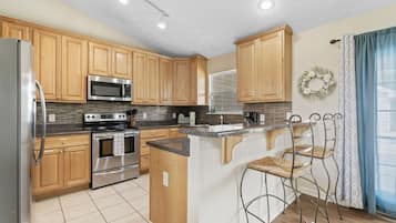 Fridge, microwave, stovetop, dishwasher