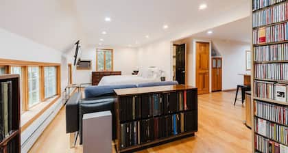 Private Apartment on tree lined 2 acre estate. Close to beaches, farms and NYC.