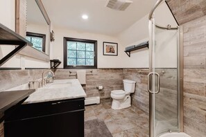 Shower, hair dryer, towels, soap - Private Apartment on tree lined 2 acre estate. Close to beaches, farms and NYC. (Glen Head)
