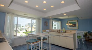 公寓客房, 多張床, 陽台, 海灘景觀 | 私人廚房 | 電冰箱、微波爐、烤箱、爐台