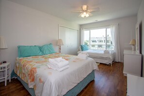 Bloc d'apartaments, diversos llits, balcó, vistes a la platja | 3 dormitoris i wifi gratuïta 