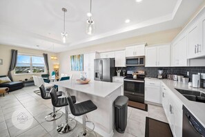 Kylskåp, mikrovågsugn, ugn och spishäll