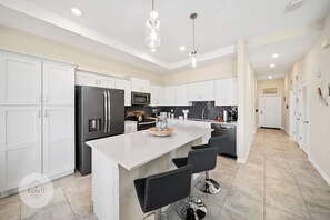 Kylskåp, mikrovågsugn, ugn och spishäll