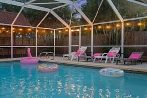 Utomhuspool och uppvärmd pool