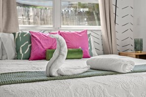 4 室のベッドルーム、デスク、アイロン / アイロン台、旅行用ベビーベッド