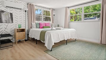 4 slaapkamers, een bureau, een strijkplank/strijkijzer, reisbedje