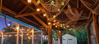 4bd/2br Tiki Bar, King bed, & Pool... amenities galore!