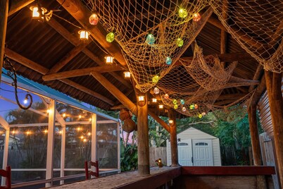 4bd/2br Tiki Bar, King bed, & Pool... amenities galore!