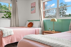 4 slaapkamers, een bureau, een strijkplank/strijkijzer, reisbedje