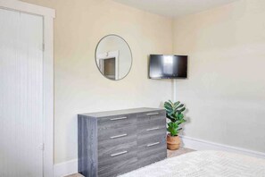 2 bedrooms, desk, iron/ironing board, travel crib - Cheerful Cottage Close to Beach (Long Beach)