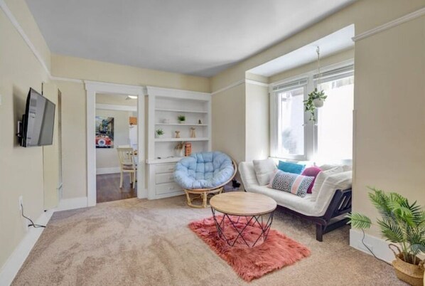 Smart TV - Cheerful Cottage Close to Beach (Long Beach)