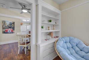 Smart TV - Cheerful Cottage Close to Beach (Long Beach)