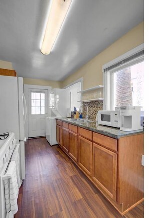 Fridge, microwave, oven, stovetop - Cheerful Cottage Close to Beach (Long Beach)