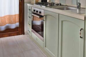 Réfrigérateur, micro-ondes, plaque de cuisson, cafetière/bouilloire