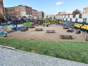 Outdoor dining - Chic Artist Flat on Fun Brewery & Restaurant Strip (Philadelphia)