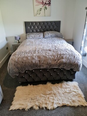 2 quartos, ferros/tábuas de passar roupa, Wi-Fi, roupa de cama