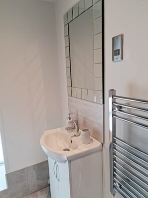 Secador de cabelo, toalhas de banho, sabonete, papel higiênico