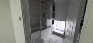 Hair dryer, towels, soap, toilet paper - Nidderdale Cottage (Wren) (Darley)