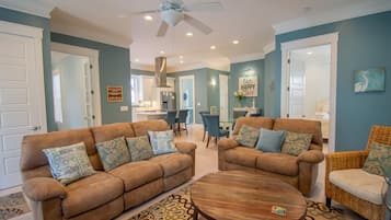 Hus, flere senger, balkong, hageutsikt | Oppholdsområde | TV