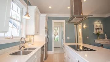 Hus, flere senger, balkong, hageutsikt | Eget kjøkken | Kjøleskap, mikrobølgeovn, ovn og kokeplater