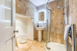 Shower - Ashby's Accommodation - Deluxe Studios- Romantic/ Private hot tub / Spa. 2/5 (Portsmouth)