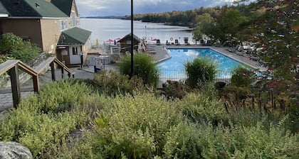 2 BDRM villa in Rocky Crest Resort, Muskoka. Sleeps 6.  No pet. No smoker