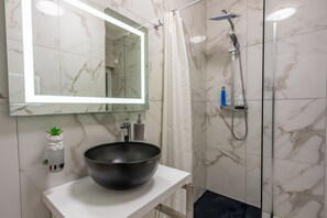 Séchoir à cheveux, serviettes fournies, savon, shampooing