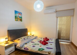 2 bedrooms, desk, WiFi, bed sheets