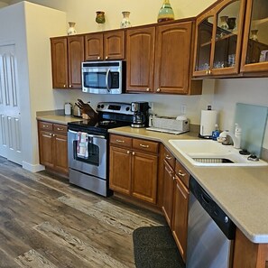 Fridge, microwave, oven, stovetop - Cozy home in beautiful Prescott, Az. Minutes from downtown. (Prescott Valley)