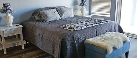 4 bedrooms, iron/ironing board, WiFi, bed sheets