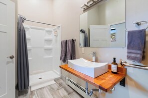 Hair dryer, towels - Studio Apartment centrally located in Duluth, MN. Experience ease and accessibility. (Duluth)