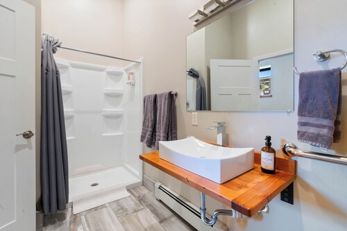 Studio Apartment centrally located in Duluth, MN. Experience ease and accessibility.
