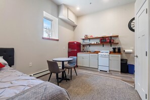 Fridge, microwave, oven, stovetop - Studio Apartment centrally located in Duluth, MN. Experience ease and accessibility. (Duluth)