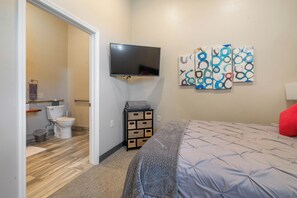 1 bedroom, iron/ironing board, free WiFi, bed sheets - Studio Apartment centrally located in Duluth, MN. Experience ease and accessibility. (Duluth)